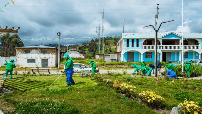 MUNICIPALIDAD DISTRITAL DE SAN JERÓNIMO REALIZA MANTENIMIENTO DE  ÁREAS VERDES Y ESPACIOS PÚBLICOS.