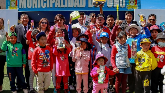 Niños y niñas, en medio de gran algarabía, celebraron el día del niño peruano en la ciudad de Puno