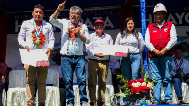 Werner Salcedo Álvarez junto al alcalde de Huayopata y los consejeros regionales de La Convención y el director de Plan MERISS Lucho Salcedo, con la resolución del expediente técnico del proyecto de riego Huamanmarca. 