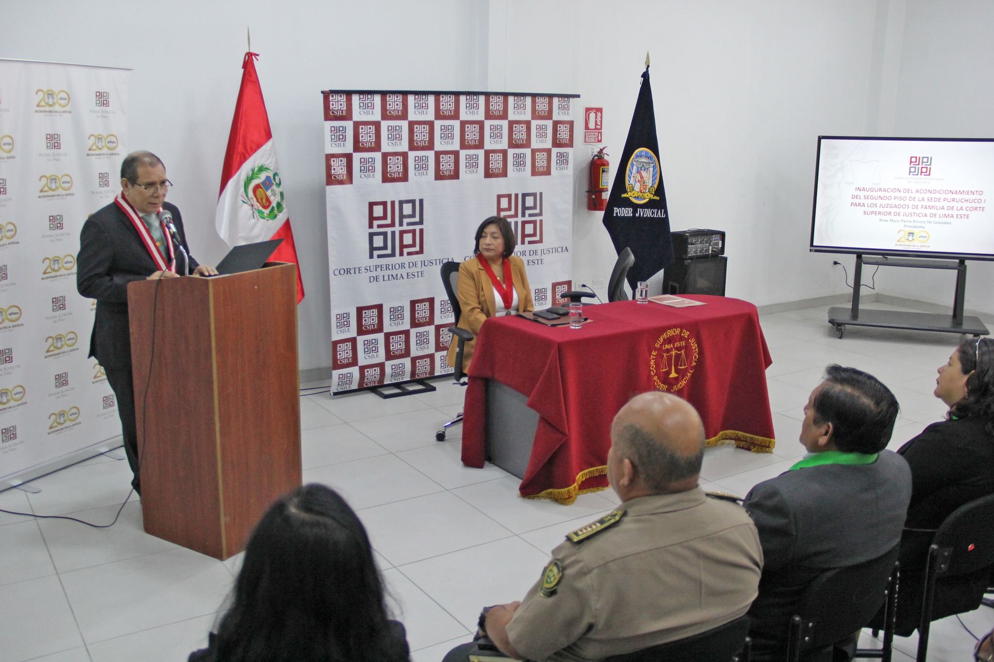 En el marco de la política de gestión para fortalecer el acceso de justicia a los más vulnerables, el titular del Poder Judicial, Javier Arévalo, inauguró las obras de acondicionamiento donde funcionarán dos juzgados de familia en el segundo piso de la sede Puruchuco I de la Corte Superior de Justicia de Lima Este, en el distrito de Ate.