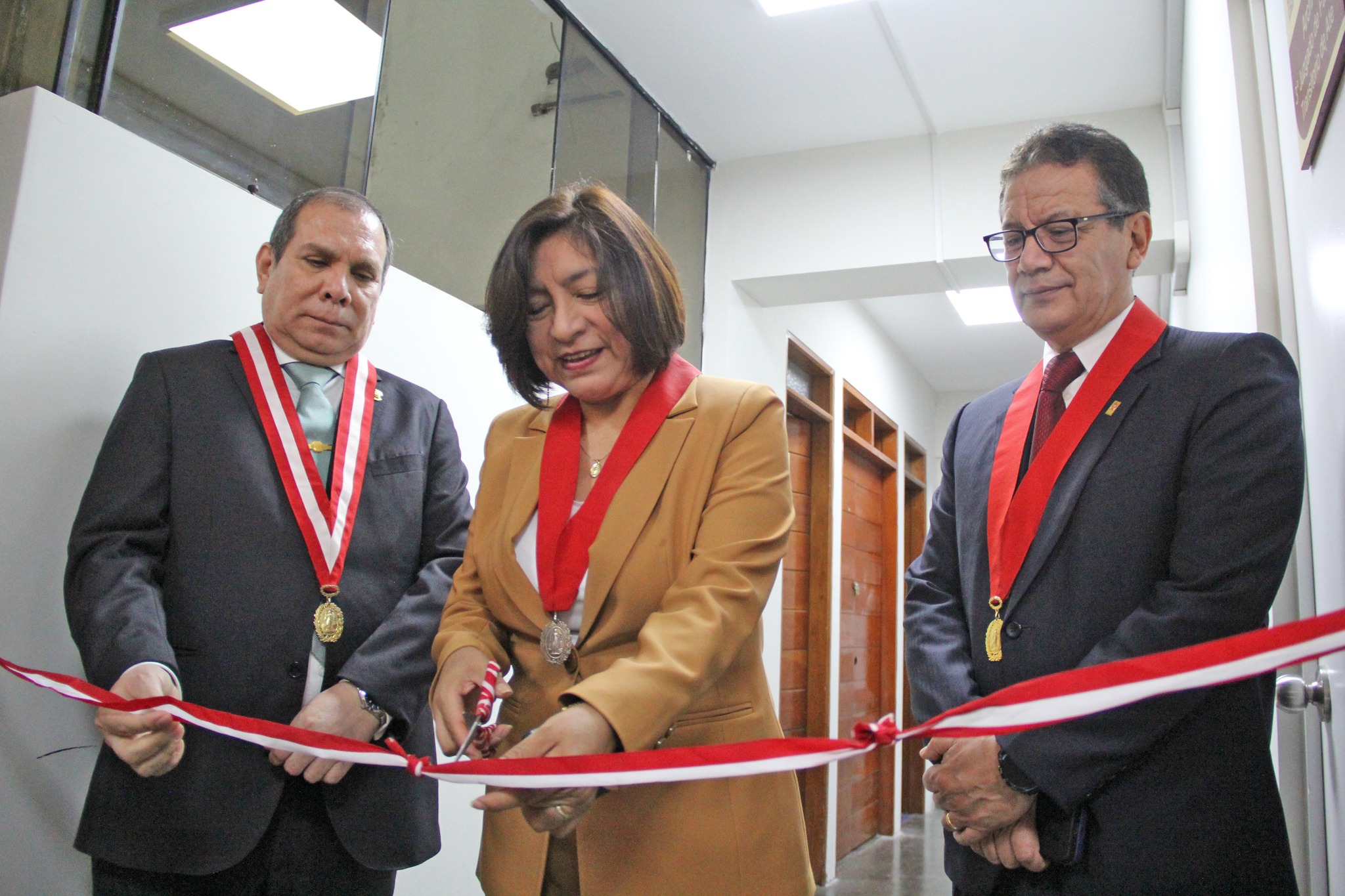 En el marco de la política de gestión para fortalecer el acceso de justicia a los más vulnerables, el titular del Poder Judicial, Javier Arévalo, inauguró las obras de acondicionamiento donde funcionarán dos juzgados de familia en el segundo piso de la sede Puruchuco I de la Corte Superior de Justicia de Lima Este, en el distrito de Ate.