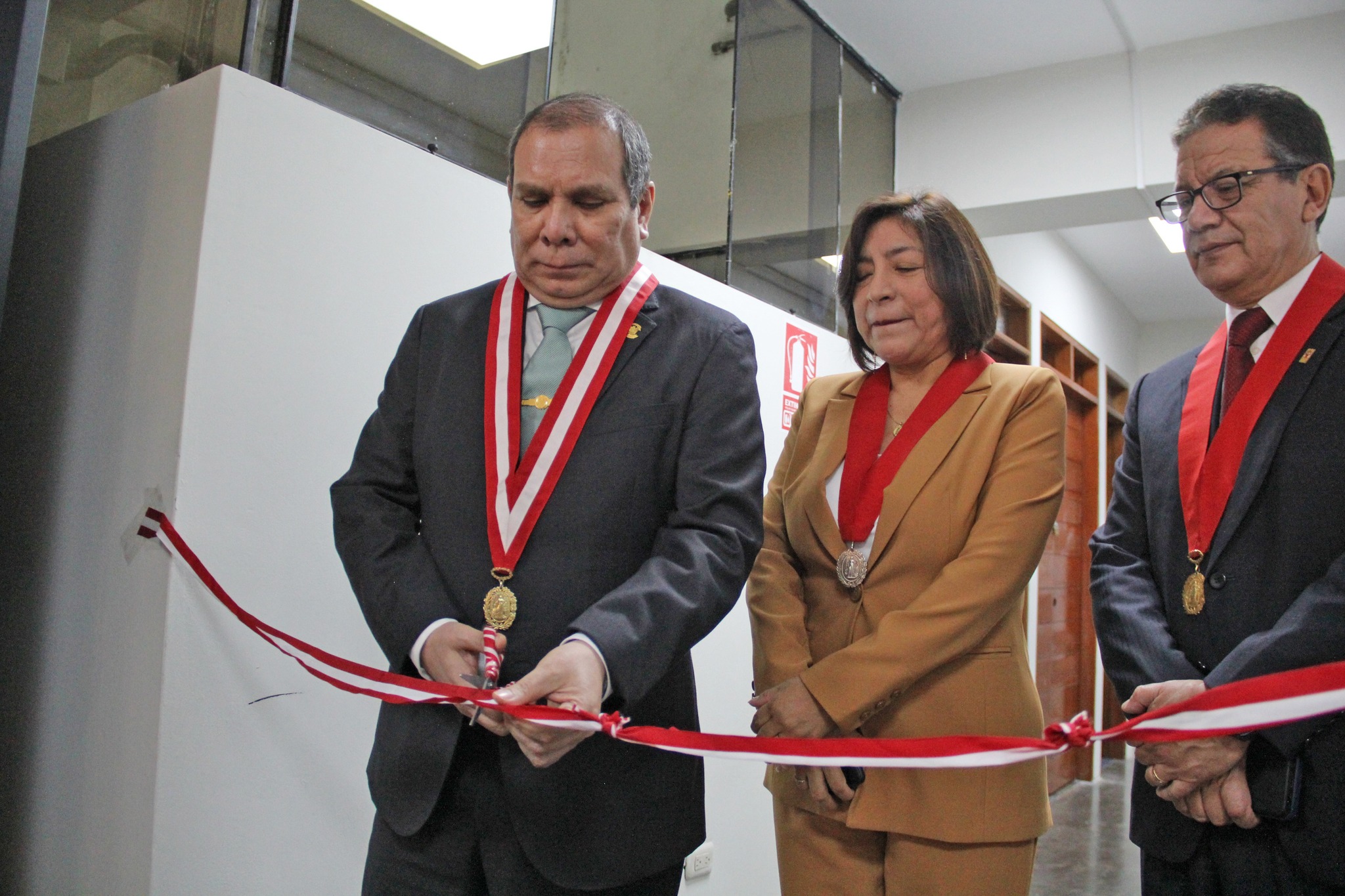 En el marco de la política de gestión para fortalecer el acceso de justicia a los más vulnerables, el titular del Poder Judicial, Javier Arévalo, inauguró las obras de acondicionamiento donde funcionarán dos juzgados de familia en el segundo piso de la sede Puruchuco I de la Corte Superior de Justicia de Lima Este, en el distrito de Ate.