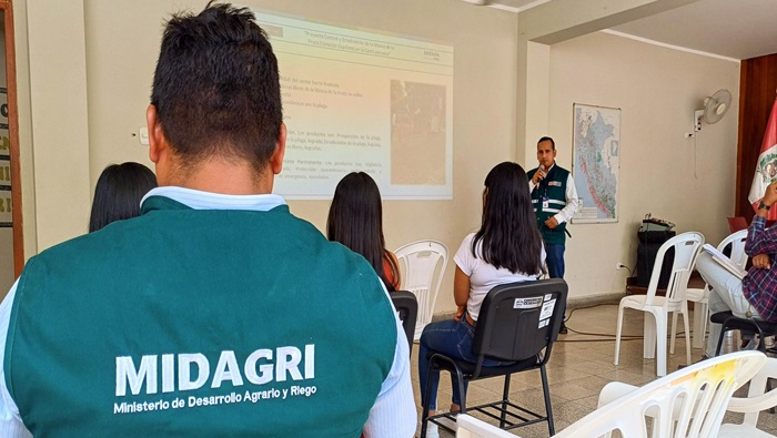 Se conto con la presencia de las principales autoridades de la localidad Regidores Sr. José Miguel Sánchez Sánchez, Srta. Vicki Rubi Vicente de la Cruz, Sr. Manuel David del Carpio Sanz, Gerente Municipal Arq. Guillermo Diaz Tesen, Responsable Operaciones Lima Sur Ing. Joel Trujillo, Responsable CTD Cañete Dr. Javier Valencia Jurado, Responsable Zona Producción Cañete Biólogo Juan José Ormeño Contreras, Asistente Intermedio de Sanidad Tec. Javier Arenas, Jefe de Sanidad Vegetal Lima – Callao Ing. Juan Carlos Martos, Especialista en Sanidad Agraria Ing. Juan Diaz.
Se procedió a brindar la información referente al control supervisión y erradicación de las moscas de la fruta, donde se indicó cuáles fueron los motivos de la no participación en la actualidad de SENASA. Es por ello, que se firmara un convenio para poder retornar a los distritos y se pueda brindar las atenciones a los agricultores de la zona.
#EnGestionChavelonEsLaSolucion
𝑺𝒆 𝒂𝒈𝒓𝒂𝒅𝒆𝒄𝒆 𝒔𝒖 𝒅𝒊𝒇𝒖𝒔𝒊𝒐́𝒏 / 𝑼𝒏𝒊𝒅𝒂𝒅 𝒅𝒆 𝑰𝒎𝒂𝒈𝒆𝒏 𝑰𝒏𝒔𝒕𝒊𝒕𝒖𝒄𝒊𝒐𝒏𝒂𝒍
