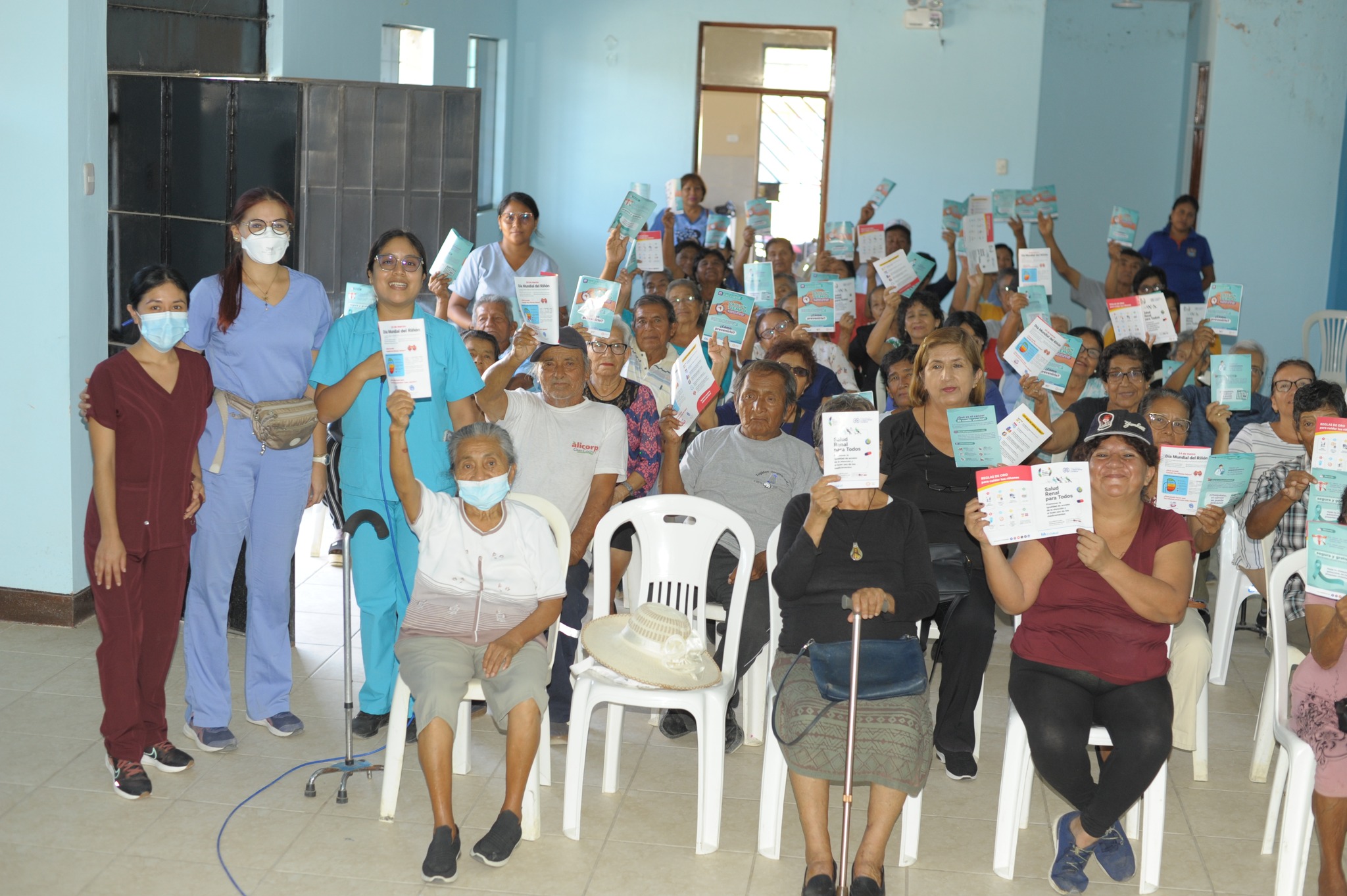 El gobierno municipal que lidera Reedy Bancayan Palomino a través de la gerencia de Desarrollo Social y el Centro Integral de Atención al Adulto Mayor CIAM realizó en el Salón de Usos Múltiples del AH. Primavera, el taller dirigido a nuestros adultos mayores denominado "Estilos de Vida Saludable" siendo conducido por la Dra. Valeria Santander y la Obstetra Lisbeth Anicama de ESSALUD siendo el objetivo de este taller de informar acerca de los hábitos alimenticios que se deben tener las personas con hipertensión y diabetes, siendo recomendable la ingesta de líquidos, de carbohidratos, y proteínas para poder sobrellevar este tipo de enfermedades.
La dinámica realizada por la subgerente de Programas Sociales y Alimentarios Lic. Kendra Juárez Regalado, fue una dinámica de motivación, consistió en realizar actividades y juegos sencillos con la intención de captar la atención y motivación en los adultos mayores.