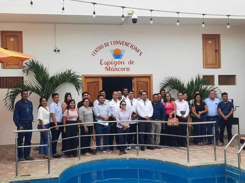 El día miércoles 24 de abril, la Sub gerente de turismo Lic. Gheysu Olivos Gordon participó de una reunión de trabajo, la cual se llevó a cabo en el distrito de Máncora, cuyo objetivo es unir esfuerzos que permitan articular a las autoridades locales, regionales y nacionales del sector turístico, y poder financiar la ejecución de acciones, actividades y proyectos que fortalezcan la oferta turística de todos los distritos de la Provincia de Talara.
En esta reunión se contó con la presencia de diversas autoridades de la región Piura, Mincetur, alcaldes distritales y Sub gerencias de turismo .
Los puntos de agenda fueron:
- Creación de la mesa de trabajo para gestionar celeridad los pedidos, procedimientos, trámites administrativos interinstitucionales, proyectos, entre otros.
- Solución a la problemática constante por la inadecuada prestación de servicios de agua, desagüe, electricidad, limpieza pública, entre otros.
- Priorizar desde el presente año, en los presupuestos de los gobiernos locales, provincial, regional y sectorial como Mincetur el financiamiento de los proyectos de inversión pública (servicios básicos) y turísticos, enmarcados en el Plan de Desarrollo Turístico Local (PDTL).
- Exposición de los avances de la ejecución de la obra Tramo I de La Costanera que une los distritos de la Brea, Pariñas, Lobitos, El Alto y Los Órganos correspondiente a la provincia de Talara, que falta ejecutar, a cargo del Gobierno Regional de Piura.