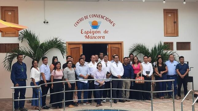 El día miércoles 24 de abril, la Sub gerente de turismo Lic. Gheysu Olivos Gordon participó de una reunión de trabajo, la cual se llevó a cabo en el distrito de Máncora, cuyo objetivo es unir esfuerzos que permitan articular a las autoridades locales, regionales y nacionales del sector turístico, y poder financiar la ejecución de acciones, actividades y proyectos que fortalezcan la oferta turística de todos los distritos de la Provincia de Talara.
En esta reunión se contó con la presencia de diversas autoridades de la región Piura, Mincetur, alcaldes distritales y Sub gerencias de turismo .
Los puntos de agenda fueron:
- Creación de la mesa de trabajo para gestionar celeridad los pedidos, procedimientos, trámites administrativos interinstitucionales, proyectos, entre otros.
- Solución a la problemática constante por la inadecuada prestación de servicios de agua, desagüe, electricidad, limpieza pública, entre otros.
- Priorizar desde el presente año, en los presupuestos de los gobiernos locales, provincial, regional y sectorial como Mincetur el financiamiento de los proyectos de inversión pública (servicios básicos) y turísticos, enmarcados en el Plan de Desarrollo Turístico Local (PDTL).
- Exposición de los avances de la ejecución de la obra Tramo I de La Costanera que une los distritos de la Brea, Pariñas, Lobitos, El Alto y Los Órganos correspondiente a la provincia de Talara, que falta ejecutar, a cargo del Gobierno Regional de Piura.