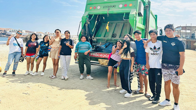Municipalidad realiza Campaña de Limpieza denominada "Manos a la Arena" en playa Tuquillo.