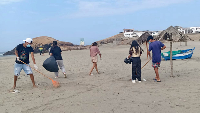 Municipalidad realiza Campaña de Limpieza denominada "Manos a la Arena" en playa Tuquillo.