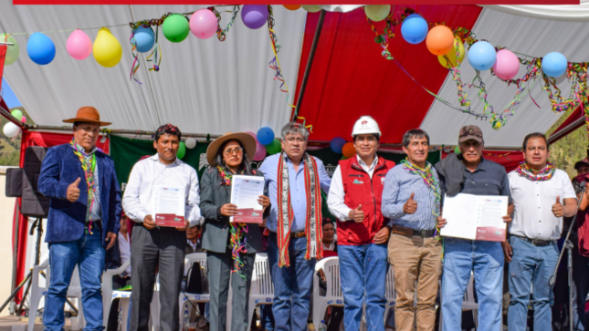 
Consejeros regionales por la provincia de Anta  Stif, Loaiza Uscamayta y Felipe Herza Rojas en el marco de sus funciones de fiscalización presentes en entrega de Liquidación Técnica  Financiera de la obra Irrigación Sambor
