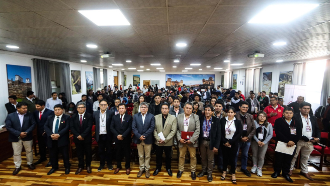 El Presidente del Consejo del Gobierno Regional de Cusco, Lic. Herbe Olave Ugarte, apoyando el desarrollo de la competitividad económica en la región Cusco, participo del II Encuentro Regional de Gerentes de Desarrollo Económico, la misma que congrego a mas de un centenar de gerentes de los diversos municipios locales de ámbito regional. El Presidente del Consejo Regional, en su alocución felicitó a la Gerencia Regional de Desarrollo Económico del Gobierno Regional de Cusco, por la realización de estas actividades que sirven y promueven acciones de intercambio de opiniones y experiencias en torno al trabajo de cada provincia en la región Cusco destacando la importancia de espacios de esta naturaleza para fortalecer las capacidades gerenciales con enfoque territorial y desarrollo económico priorizando la superación del déficit hídrico factor fundamental de atención en las trece provincias y sus 118 distritos
El presidente del Consejo Regional de Cusco, Lic. Herbe Olave Ugarte y los consejeros regionales representantes por las provincias de Chumbivilcas, Clinton Triveño Alvis, por Anta, Felipe Hermoza y Espinar, Horacio Quispe, participaron del II Encuentro de Gerentes Municipales de Desarrollo Económico de la región Cusco, el mismo que tuvo por objetivo promover acciones en beneficio de las 13 provincias y
contó con la participación de reconocidos ponentes, quienes con su experiencia realizando labores en gestión pública y de Desarrollo Económico del país, expusieron temas innovadores compartiendo experiencias entre los funcionarios convocados con el propósito de hacer un efecto multiplicador de ideas innovadoras
Así mismo, ratificó que desde el Consejo Regional se seguirán implementando acuerdos regionales que favorezcan la economía de las familias de las 13 provincias para incrementar sus ingresos económicos y elevar la calidad de vida