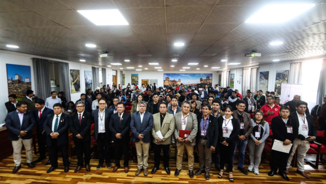 El Presidente del Consejo del Gobierno Regional de Cusco, Lic. Herbe Olave Ugarte, apoyando el desarrollo de la competitividad económica en la región Cusco, participo del II Encuentro Regional de Gerentes de Desarrollo Económico, la misma que congrego a mas de un centenar de gerentes de los diversos municipios locales de ámbito regional. El Presidente del Consejo Regional, en su alocución felicitó a la Gerencia Regional de Desarrollo Económico del Gobierno Regional de Cusco, por la realización de estas actividades que sirven y promueven acciones de intercambio de opiniones y experiencias en torno al trabajo de cada provincia en la región Cusco destacando la importancia de espacios de esta naturaleza para fortalecer las capacidades gerenciales con enfoque territorial y desarrollo económico priorizando la superación del déficit hídrico factor fundamental de atención en las trece provincias y sus 118 distritos  

El presidente del Consejo Regional de Cusco, Lic. Herbe Olave Ugarte y los consejeros regionales representantes por las provincias de Chumbivilcas, Clinton Triveño Alvis, por Anta, Felipe Hermoza y Espinar, Horacio Quispe, participaron del II Encuentro de Gerentes Municipales de Desarrollo Económico de la región Cusco, el mismo que tuvo por objetivo promover acciones en beneficio de las 13 provincias y 
contó con la participación de reconocidos ponentes, quienes con su experiencia realizando labores en gestión pública y de Desarrollo Económico del país, expusieron temas innovadores compartiendo experiencias entre los funcionarios convocados con el propósito de hacer un efecto multiplicador de ideas innovadoras

Así mismo, ratificó que desde el Consejo Regional se seguirán implementando acuerdos regionales que favorezcan la economía de las familias de las 13 provincias para incrementar sus ingresos económicos y elevar la calidad de vida
