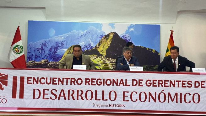El Presidente del Consejo del Gobierno Regional de Cusco, Lic. Herbe Olave Ugarte, apoyando el desarrollo de la competitividad económica en la región Cusco, participo del II Encuentro Regional de Gerentes de Desarrollo Económico, la misma que congrego a mas de un centenar de gerentes de los diversos municipios locales de ámbito regional. El Presidente del Consejo Regional, en su alocución felicitó a la Gerencia Regional de Desarrollo Económico del Gobierno Regional de Cusco, por la realización de estas actividades que sirven y promueven acciones de intercambio de opiniones y experiencias en torno al trabajo de cada provincia en la región Cusco destacando la importancia de espacios de esta naturaleza para fortalecer las capacidades gerenciales con enfoque territorial y desarrollo económico priorizando la superación del déficit hídrico factor fundamental de atención en las trece provincias y sus 118 distritos
El presidente del Consejo Regional de Cusco, Lic. Herbe Olave Ugarte y los consejeros regionales representantes por las provincias de Chumbivilcas, Clinton Triveño Alvis, por Anta, Felipe Hermoza y Espinar, Horacio Quispe, participaron del II Encuentro de Gerentes Municipales de Desarrollo Económico de la región Cusco, el mismo que tuvo por objetivo promover acciones en beneficio de las 13 provincias y
contó con la participación de reconocidos ponentes, quienes con su experiencia realizando labores en gestión pública y de Desarrollo Económico del país, expusieron temas innovadores compartiendo experiencias entre los funcionarios convocados con el propósito de hacer un efecto multiplicador de ideas innovadoras
Así mismo, ratificó que desde el Consejo Regional se seguirán implementando acuerdos regionales que favorezcan la economía de las familias de las 13 provincias para incrementar sus ingresos económicos y elevar la calidad de vida