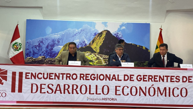 El Presidente del Consejo del Gobierno Regional de Cusco, Lic. Herbe Olave Ugarte, apoyando el desarrollo de la competitividad económica en la región Cusco, participo del II Encuentro Regional de Gerentes de Desarrollo Económico, la misma que congrego a mas de un centenar de gerentes de los diversos municipios locales de ámbito regional. El Presidente del Consejo Regional, en su alocución felicitó a la Gerencia Regional de Desarrollo Económico del Gobierno Regional de Cusco, por la realización de estas actividades que sirven y promueven acciones de intercambio de opiniones y experiencias en torno al trabajo de cada provincia en la región Cusco destacando la importancia de espacios de esta naturaleza para fortalecer las capacidades gerenciales con enfoque territorial y desarrollo económico priorizando la superación del déficit hídrico factor fundamental de atención en las trece provincias y sus 118 distritos  

El presidente del Consejo Regional de Cusco, Lic. Herbe Olave Ugarte y los consejeros regionales representantes por las provincias de Chumbivilcas, Clinton Triveño Alvis, por Anta, Felipe Hermoza y Espinar, Horacio Quispe, participaron del II Encuentro de Gerentes Municipales de Desarrollo Económico de la región Cusco, el mismo que tuvo por objetivo promover acciones en beneficio de las 13 provincias y 
contó con la participación de reconocidos ponentes, quienes con su experiencia realizando labores en gestión pública y de Desarrollo Económico del país, expusieron temas innovadores compartiendo experiencias entre los funcionarios convocados con el propósito de hacer un efecto multiplicador de ideas innovadoras

Así mismo, ratificó que desde el Consejo Regional se seguirán implementando acuerdos regionales que favorezcan la economía de las familias de las 13 provincias para incrementar sus ingresos económicos y elevar la calidad de vida
