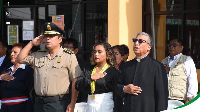 Izamiento Dominical en la Plaza de Armas de Mala 