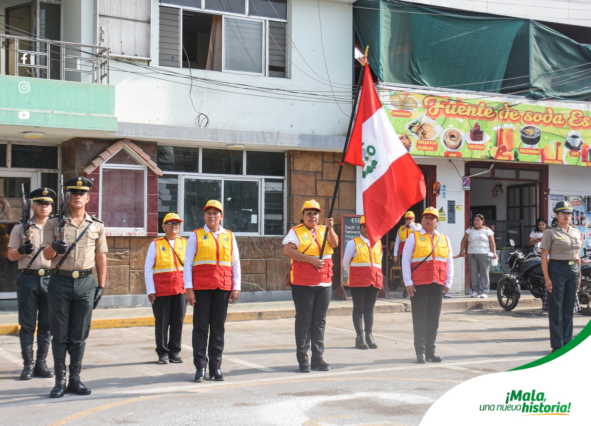 Izamiento Dominical en la Plaza de Armas de Mala 