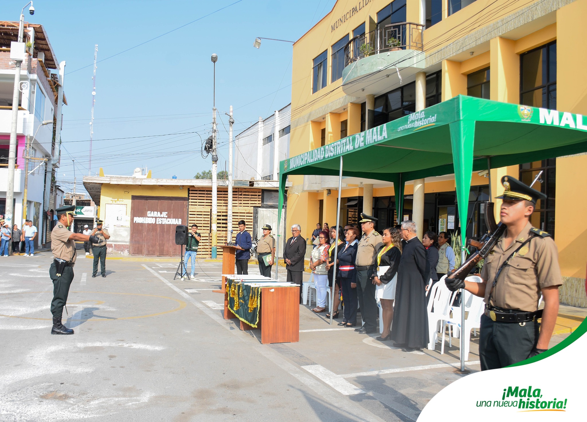 Izamiento Dominical en la Plaza de Armas de Mala 