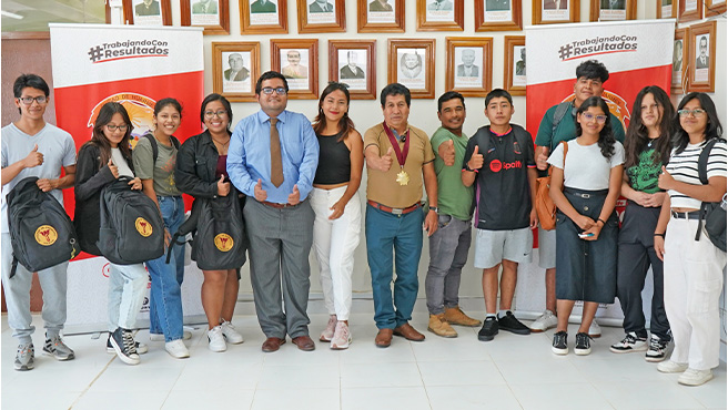 Alcalde felicita a los estudiantes ingresantes de la facultad de Psicología de la UNMSM - Filial Huarmey.