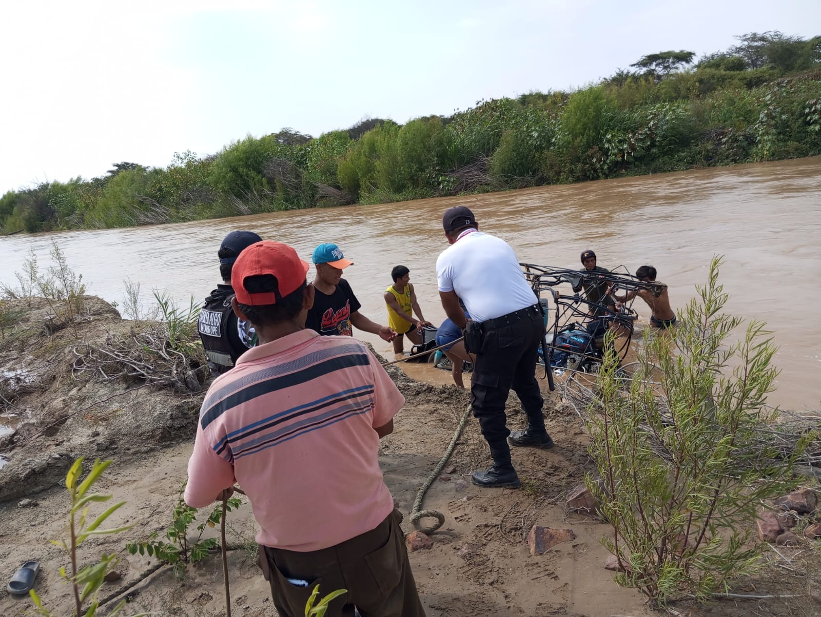 El equipo de Serenazgo Municipal, logramos recuperar la mototaxi del Sr. Darwin Damián Piscoya, cuya unidad móvil fue arrastrada por el río. 