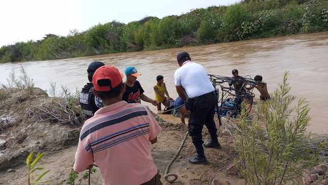 El equipo de Serenazgo Municipal, logramos recuperar la mototaxi del Sr. Darwin Damián Piscoya, cuya unidad móvil fue arrastrada por el río. 