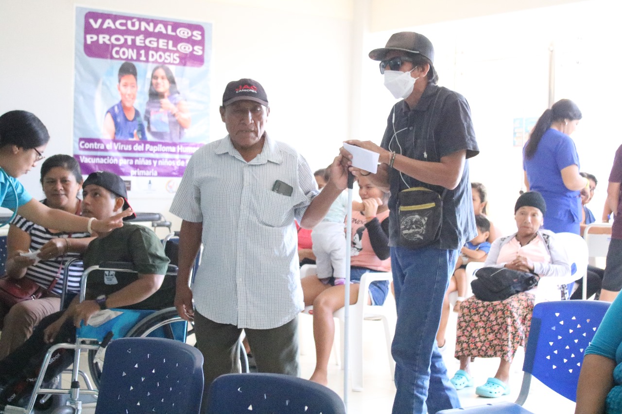 Contando con el apoyo de la Comisaría de la PNP de El Alto, al mando del Tte. PNP Francisco Alexander Fernández Julca, el gobierno local que lidera el alcalde Sr. Reedy Bancayan Palomino realizó el sábado 27 de abril una Campaña de Evaluación y Certificación para usuarios nuevos de los servicios de OMAPED, esta campaña se desarrolló en las instalaciones de la moderna infraestructura del Centro de Salud I-II MINSA-El Alto.
La jefa de OMAPED-El Alto Sra. Vilma More Ponce calificó la actividad “como muy positiva, expresando su agradecimiento a quienes se sumaron a su desarrollo, que permite incorporar a más afiliados y que les permitirá gozar de los beneficios que destina el gobierno central a este importante segmento de la población.