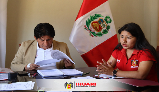 El día de hoy 30 de abril, se realizó la novena sesión de Concejo Ordinaria 2024, acto que se llevó a cabo en las instalaciones de la oficina de enlace de la Municipalidad Distrital de Ihuarí.
Dicha sesión, fue presidida por el Alcalde Lic. Elmer Calderón Carrasco, con la presencia de la Gerente Municipal Mg. Karina Loarte Cute, quien asume la responsabilidad de la Secretaria General; a su vez se contó con la asistencia de todo el cuerpo de Regidores.
En el desarrollo se trataron los temas de agenda previstos, en la que se pudo brindar informes de la gestión Municipal; así como también atender los diversos pedidos de los Regidores.