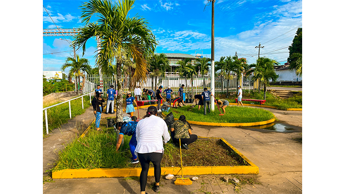 Trabajos de Mantenimiento del Parque "Andr茅s Avelino C谩ceres", con la participaci贸n activa de los J贸venes de la UNSM y la Asociaci贸n Gran Or