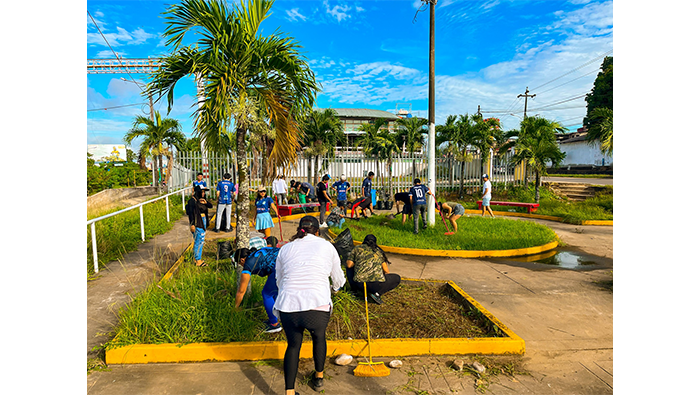 Trabajos de Mantenimiento del Parque "Andrés Avelino Cáceres", con la participación activa de los Jóvenes de la UNSM y la Asociación Gran Or