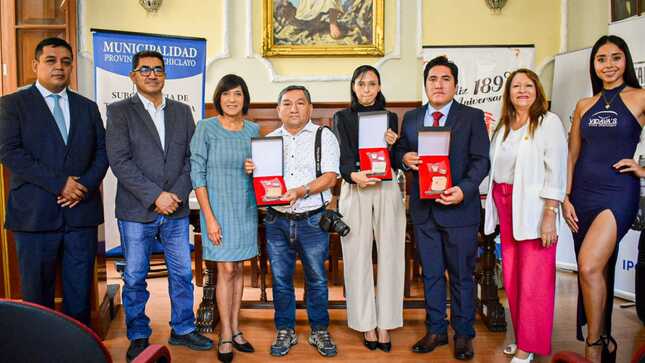 alcaldesa en la premiación 2