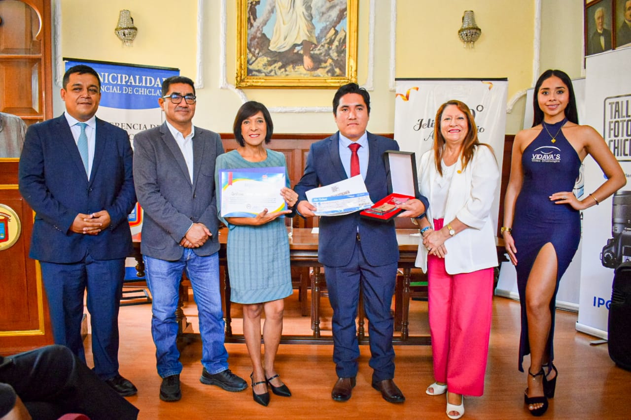 alcaldesa premia a segundo tercer lugar