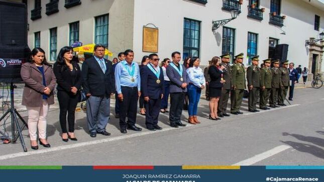 📌La Municipalidad Provincial de Cajamarca, rindió un homenaje póstumo a las 25 víctimas del fatídico accidente de tránsito ocurrido el último domingo en la localidad de Sorochuco, provincia de Celendín.
👏🏻El homenaje póstumo se realizó en una ceremonia en la plaza de armas de esta ciudad, en la que participaron los regidores Jorge Luis Rojas Alcalde, Segundo Castañeda Díaz y Eugenio Cruzado Bardales, junto a otras autoridades, izando de manera simultáneo el Pabellón Nacional, la bandera regional y la bandera de Cajamarca🕊️