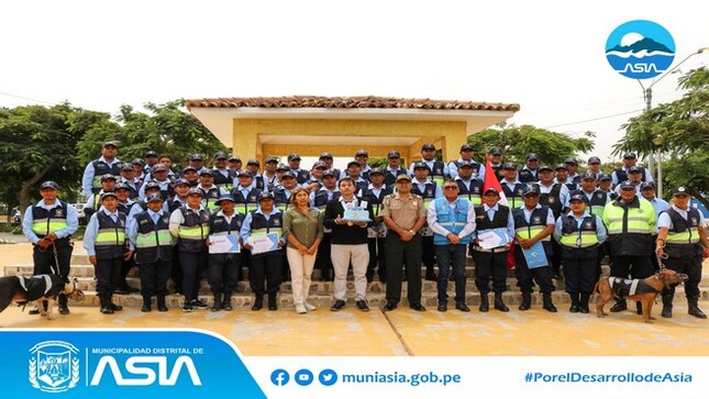 En una emotiva ceremonia,  el alcalde de Asia Isaias Alcántara Malásquez, rindió un homenaje a los serenos por su día, destacando su ardua labor en la lucha contra la inseguridad ciudadana. Además reconoció la valerosa labor de 16 miembros del Serenazgo por sus acciones destacadas en el cumplimento de sus labores.
La ceremonia protocolar inicio con el izamiento del Pabellón Nacional y bandera del Distrito, en la que estuvieron presentes la Primera Dama, Marlene Arias Aburto; Mayor PNP Rafael Horna Moreno, Comisario de Asia; Capitán PNP (r) Grimaldo Arias Campos, Sub Gerente de Seguridad Ciudadana y Serenazgo; y demás funcionarios.
Durante este acto, el alcalde Isaias Alcántara entregó un merecido reconocimiento a 16 integrantes del Serenazgo como símbolo de su entrega, compromiso, responsabilidad y lealtad con la institución. “Agradecemos la labor de cada uno de ustedes, que día a día velan por la seguridad de todos nosotros, incluso arriesgando su propia vida. He visto su entrega, su compromiso y por eso mis felicitaciones”, señaló el burgomaestre.
El Día del Sereno Municipal se instauró -a nivel nacional- mediante la Ley Nº31297, Ley del Servicio del Serenazgo Municipal, que establece que cada 25 de abril, se reconozca la labor de los hombres y mujeres que velan por la seguridad. 
Con este reconocimiento, se busca motivar las acciones que realiza el personal de la Sub Gerencia de Seguridad Ciudadana y Serenazgo. Es importante señalar, que el Serenazgo de Asia atiente las 24 horas del día y los 7 días de la semana. Ante cualquier emergencia comuníquese con los números 927950045 - 926241623. @seguidores
 ¡𝗦𝗲𝗿𝗲𝗻𝗮𝘇𝗴𝗼 𝗱𝗲 𝗔𝘀𝗶𝗮, 𝘀𝗶𝗲𝗺𝗽𝗿𝗲 𝗮𝗹 𝘀𝗲𝗿𝘃𝗶𝗰𝗶𝗼 𝗱𝗲𝗹 𝗽𝘂𝗲𝗯𝗹𝗼 
#MunicipalidadDistritalDeAsia
#PorelDesarrollodeAsia
#IsaiasAlcantaraAlcaldeDeAsia