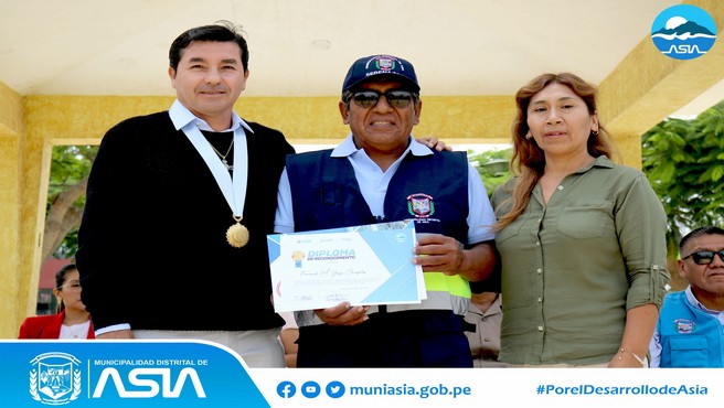 En una emotiva ceremonia,  el alcalde de Asia Isaias Alcántara Malásquez, rindió un homenaje a los serenos por su día, destacando su ardua labor en la lucha contra la inseguridad ciudadana. Además reconoció la valerosa labor de 16 miembros del Serenazgo por sus acciones destacadas en el cumplimento de sus labores.
La ceremonia protocolar inicio con el izamiento del Pabellón Nacional y bandera del Distrito, en la que estuvieron presentes la Primera Dama, Marlene Arias Aburto; Mayor PNP Rafael Horna Moreno, Comisario de Asia; Capitán PNP (r) Grimaldo Arias Campos, Sub Gerente de Seguridad Ciudadana y Serenazgo; y demás funcionarios.
Durante este acto, el alcalde Isaias Alcántara entregó un merecido reconocimiento a 16 integrantes del Serenazgo como símbolo de su entrega, compromiso, responsabilidad y lealtad con la institución. “Agradecemos la labor de cada uno de ustedes, que día a día velan por la seguridad de todos nosotros, incluso arriesgando su propia vida. He visto su entrega, su compromiso y por eso mis felicitaciones”, señaló el burgomaestre.
El Día del Sereno Municipal se instauró -a nivel nacional- mediante la Ley Nº31297, Ley del Servicio del Serenazgo Municipal, que establece que cada 25 de abril, se reconozca la labor de los hombres y mujeres que velan por la seguridad. 
Con este reconocimiento, se busca motivar las acciones que realiza el personal de la Sub Gerencia de Seguridad Ciudadana y Serenazgo. Es importante señalar, que el Serenazgo de Asia atiente las 24 horas del día y los 7 días de la semana. Ante cualquier emergencia comuníquese con los números 927950045 - 926241623. @seguidores
 ¡𝗦𝗲𝗿𝗲𝗻𝗮𝘇𝗴𝗼 𝗱𝗲 𝗔𝘀𝗶𝗮, 𝘀𝗶𝗲𝗺𝗽𝗿𝗲 𝗮𝗹 𝘀𝗲𝗿𝘃𝗶𝗰𝗶𝗼 𝗱𝗲𝗹 𝗽𝘂𝗲𝗯𝗹𝗼 
#MunicipalidadDistritalDeAsia
#PorelDesarrollodeAsia
#IsaiasAlcantaraAlcaldeDeAsia