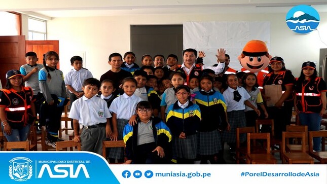 A fin de estar preparados ante cualquier desastre natural, la Municipalidad Distrital de Asia a través de la Sub Gerencia de Defensa Civil, realizó una taller de sensibilización sobre la Gestión de riesgos de Desastres dirigida a los alumnos del 4º de primaria de la I.E. Santísima Virgen del Carmelo Nº20973 en el anexo 09 de Octubre.
Nuestro alcalde Isaías Alcántara Malasquez y el regidor Hitler Quiroz Bocanegra estuvieron presentes en esta charla que tiene como objetivo prevenir y contar con una mejor preparación ante las amenazas por fenómenos de la naturaleza. Asimismo, reforzar el compromiso que tiene el Municipio con las Instituciones Educativas para que las acciones resulten efectivas y a favor de nuestros estudiantes.
#MunicipalidadDistritalDeAsia
#PorelDesarrollodeAsia
#IsaiasAlcantaraAlcaldeDeAsia