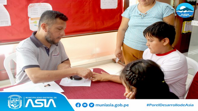 La Municipalidad Distrital de Asia que lidera por nuestro alcalde Isaias Alcántara Malásquez, en coordinación con el Registro Nacional de Identificación y Estado Civil (RENIEC), vienen realizando la campaña gratuita de obtención del Documento Nacional de Identidad (DNI) Electrónico, para niñas, niños y adolescentes de 0 a 17 años, y adultos mayores.
La campaña inició hoy martes 23 de abril desde tempranas horas, y continuará hasta mañana miércoles 24 abril, desde las 9:00 a.m. hasta las 4:00 p.m. en las instalaciones del palacio municipal. Donde podrán cambiar su DNI vencido o DNI en mal estado, cambio foto, caducidad, duplicado, entre otros.
#MunicipalidadDistritalDeAsia
#PorelDesarrollodeAsia
#IsaiasAlcantaraAlcaldedeAsia