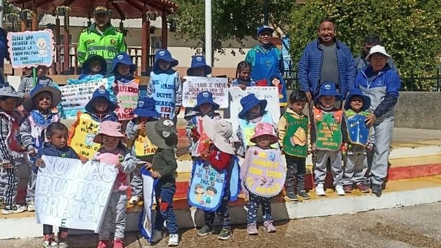 Niños de las instituciones del distrito de la Unión Leticia acompañados del alcalde y presentando sus letreros con mensajes de no a la violencia en los colegios