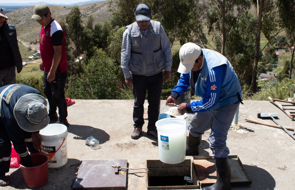 Mejora de la calidad del agua mediante limpieza y desinfección de reservorios