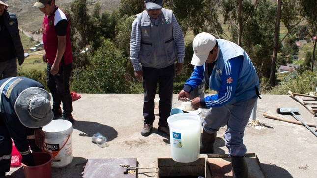 Mejora de la calidad del agua mediante limpieza y desinfección de reservorios