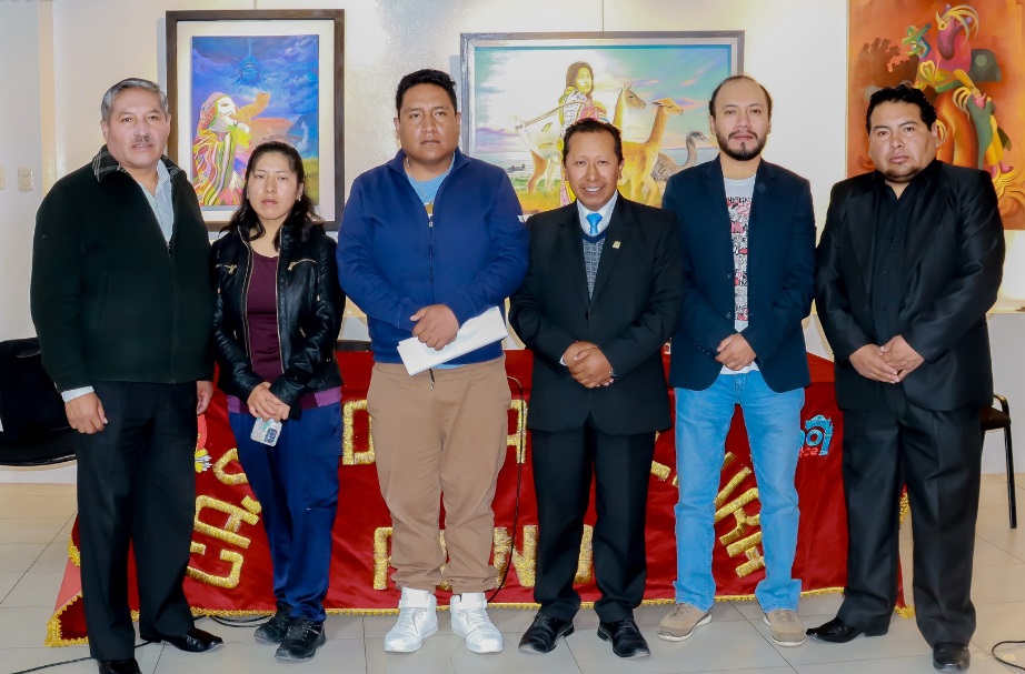 Inauguración del salón artístico por el Día Mundial del Arte en la casa de la cultura de Puno