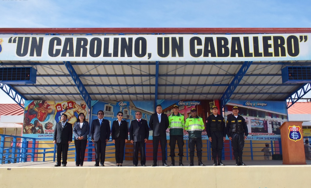 Con una impecable demostración de marcialidad, juramentan a su cargo los policías escolares de la Gran Unidad Escolar San Carlos Puno