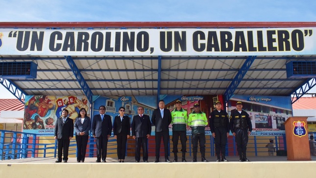 Con una impecable demostración de marcialidad, juramentan a su cargo los policías escolares de la Gran Unidad Escolar San Carlos Puno