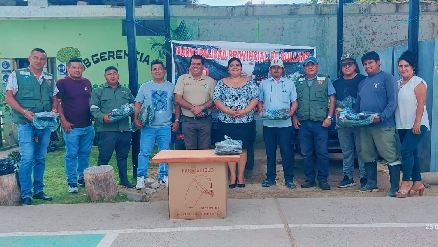 nuevos uniformes a personal de Promoción Ambiental