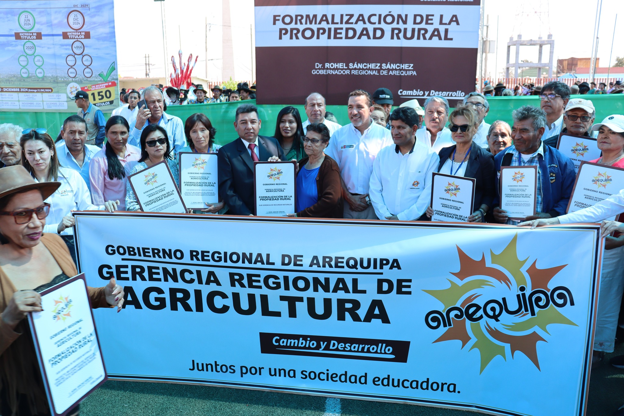 ceremonia de entrega de resoluciones de adjudicación a agricultores de la provincia de Islay