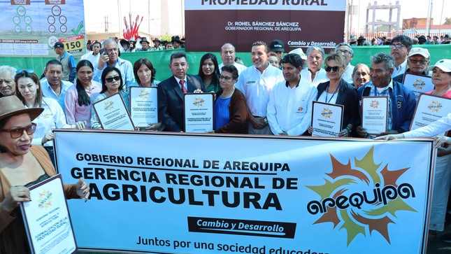 ceremonia de entrega de resoluciones de adjudicación a agricultores de la provincia de Islay