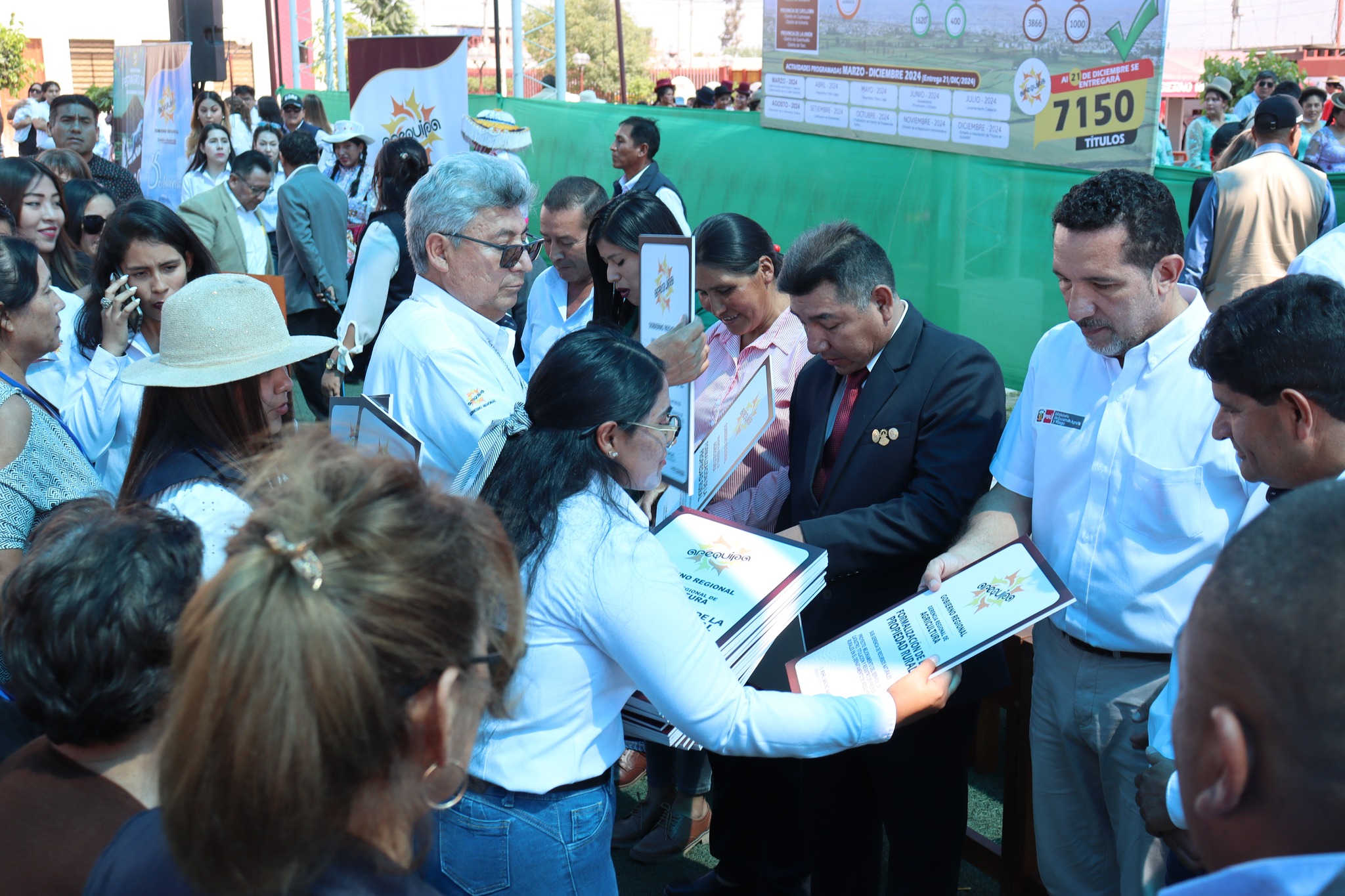 ceremonia de entrega de resoluciones de adjudicación a agricultores de la provincia de Islay