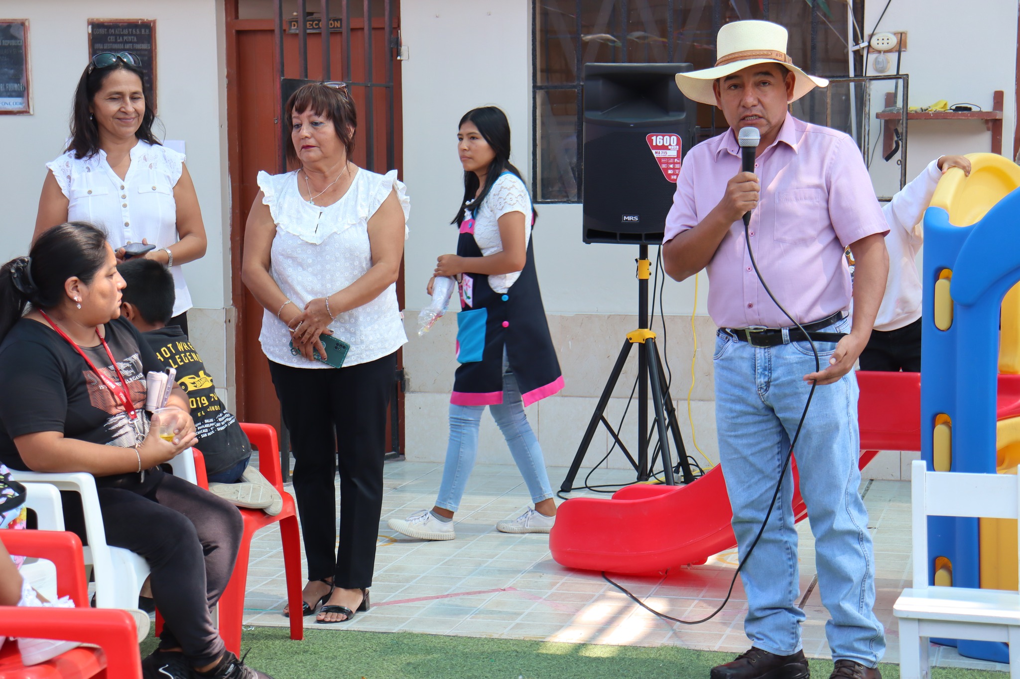 Entrega de una cocina a gas de 4 hornillas a la institución educativa del distrito de La Punta