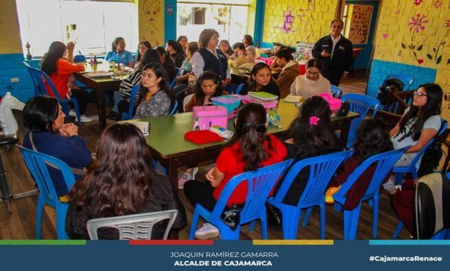 ✅Decenas de mujeres, entre ellas madres de familia de escasos recursos económicos son las directamente beneficiadas con los talleres productivos que de manera gratuita ofrece la Municipalidad Provincial de Cajamarca, a través del programa “ Renace Mujer y Familia”, cuyo objetivo esencial es contribuir a la reactivación económica de los hogares vulnerables, como medio para mejorar la situación socio económica de las familias cajamarquinas.
📌Son diversos los talleres productivos que se dictan en este programa, a cargo de profesores con experiencia en cada una de las materias, entre estos talleres se tiene corte y confección, tejidos a crochet, pedicure, manicure, corte de cabello, sastrería, cocina y repostería, además de cursos académicos como inglés, alemán y francés, teniendo cada uno de estos talleres una gran acogida por parte de las personas interesadas.