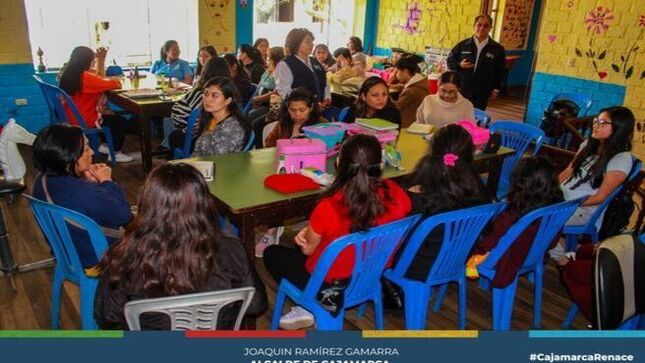 ✅Decenas de mujeres, entre ellas madres de familia de escasos recursos económicos son las directamente beneficiadas con los talleres productivos que de manera gratuita ofrece la Municipalidad Provincial de Cajamarca, a través del programa “ Renace Mujer y Familia”, cuyo objetivo esencial es contribuir a la reactivación económica de los hogares vulnerables, como medio para mejorar la situación socio económica de las familias cajamarquinas. 
📌Son diversos los talleres productivos que se dictan en este programa, a cargo de profesores con experiencia en cada una de las materias, entre estos talleres se tiene corte y confección, tejidos a crochet, pedicure, manicure, corte de cabello, sastrería, cocina y repostería, además de cursos académicos como inglés, alemán y francés, teniendo cada uno de estos talleres una gran acogida por parte de las personas interesadas. 