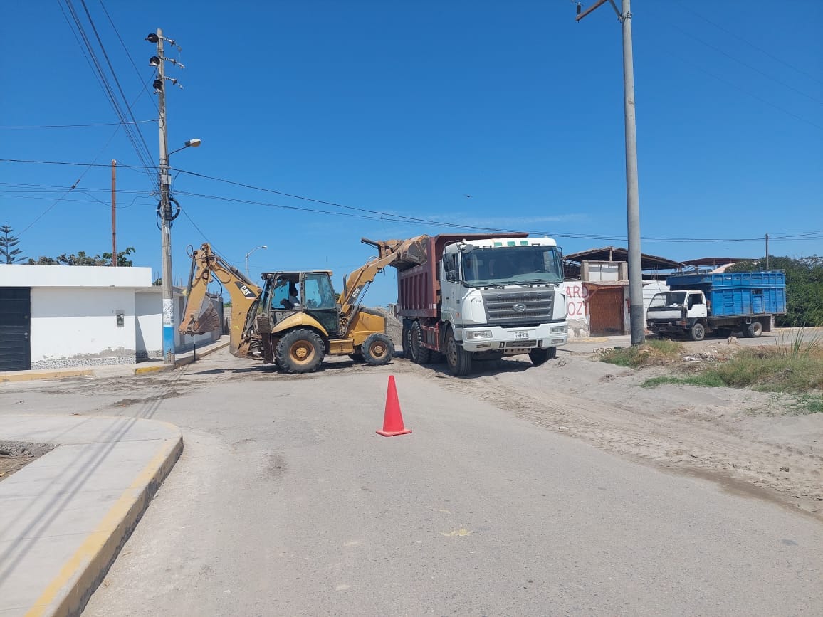 🚜Continuamos realizando trabajos de limpieza de vías