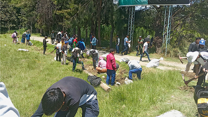 Estudiantes santiaguinos comprometidos con la preservación ambiental.