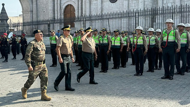 Más de 2000 efectivos de la Policía Nacional del Perú (PNP) garantizarán la seguridad a representantes y líderes mundiales de las 21 economías más importantes del mundo que se reúnen en Arequipa desde hoy 4 al 18 de mayo para participar de la XXXII Cumbre de Líderes Económicos del Foro de Cooperación Asia-Pacífico (APEC- 2024).
Todos estos efectivos se dedicarán exclusivamente a asegurar el normal desarrollo del evento, por lo que velarán por la protección de los representantes de los países participantes y realizarán una extensa cobertura para prevenir cualquier incidente durante el desarrollo de la actividad internacional.
El importante despliegue policial que velará por el correcto desarrollo de las acciones en esta cita de alto nivel, se realiza en cumplimiento a las disposiciones dadas por el ministro del Interior, Walter Ortiz, respecto a brindar tranquilidad y seguridad durante el APEC.
Es fundamental remarcar que el resto de policías estarán en alerta máxima brindando protección a la ciudad de Arequipa y actuando ante cualquier alteración del orden público a lo largo del magno evento.
El director de Inteligencia de la Policía Nacional del Perú, general PNP Luis Flores Solís, informó que el contingente policial está conformado por 1000 efectivos de la Región Policial Arequipa, 200 agentes del Grupo Especial Contra el Crimen Organizado, y 150 de Seguridad del Estado. Además, se ha desplegado casi mil agentes pertenecientes a diversas unidades especializadas, tales como la Unidad de Desactivación de Explosivos (UDEX), de Seguridad Aeroportuaria, de la Dirección de Investigación Criminal y de la Dirección de Inteligencia PNP.